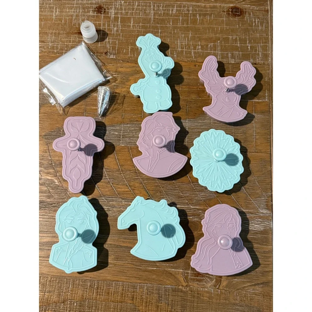 Williams Sonoma Disney Frozen II Cookie Baking Kit 23pc Impression Cutters‎ Tips